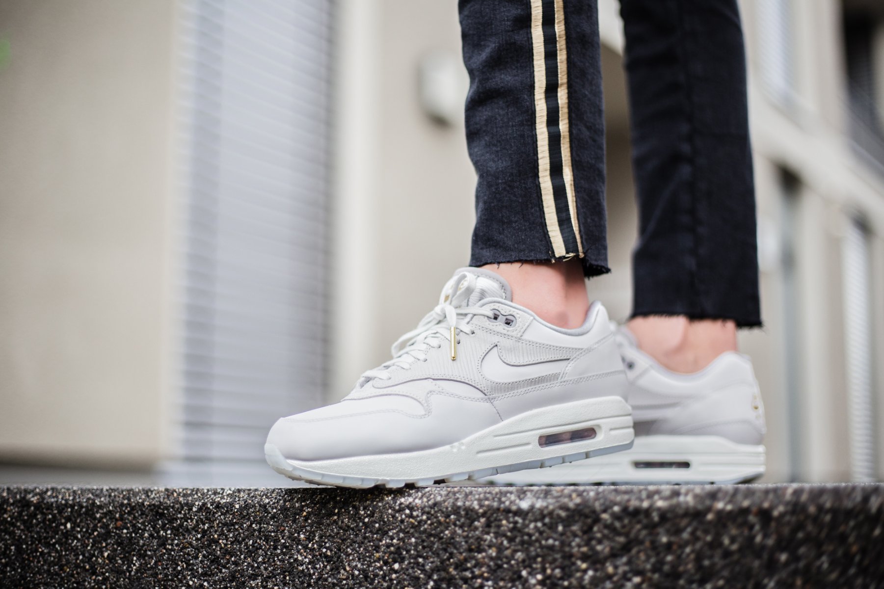 Air max 1 vast grey store on feet